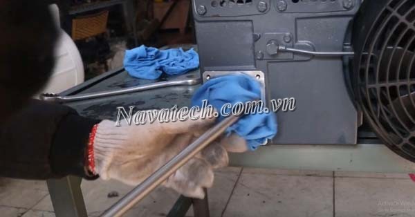 Hướng dẫn chi tiết thay dầu máy hút chân không