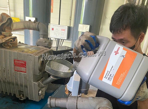 Thay dầu chân không VM100